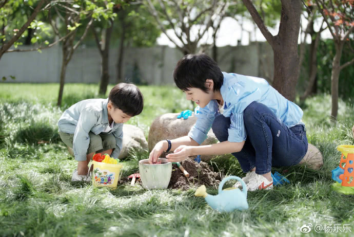 杨乐乐携儿子拍摄亲子写真，四岁的小沐沐跟爸爸汪涵如复制粘贴