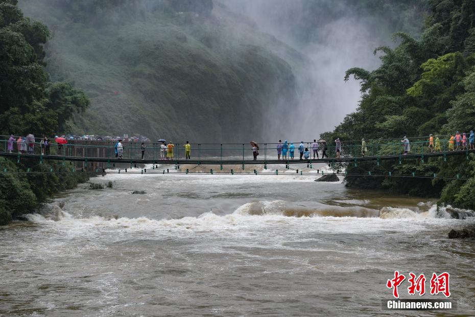 贵州黄果树瀑布进入丰水期吸引大批游客